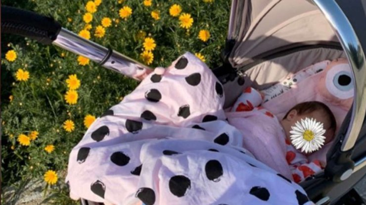 Η βόλτα γνωστού ζευγαριού στο νησί μας με την τριών μηνών κορούλα τους!