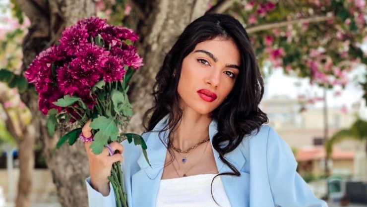 Άντρεα Κυριάκου: Ποζάρει σε έπαυλη της Αγίας Νάπας και μας δείχνει την πίσω όψη της [εικόνα]