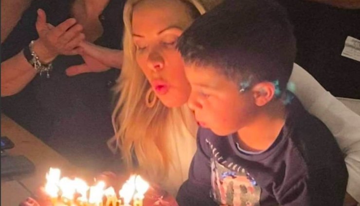 Aλεξία Καρακάννα: Έσβησε τα κεράκια για τα γενέθλια της αγκαλιά με τον 7χρονο γιο της