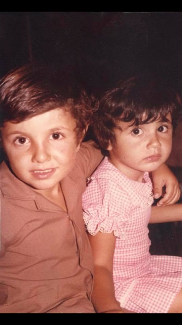 Αναγνωρίζετε τον Κύπριο παρουσιαστή; Σε μία παιδική φωτογραφία με την αδερφή του