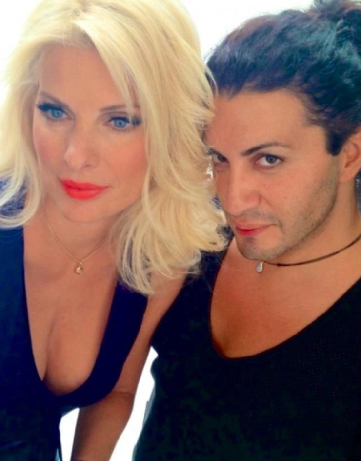 Απίστευτο! Δείτε τον κομμωτή της Ελένης Μενεγάκη ντυμένο γυναίκα σε βραδινή του έξοδο