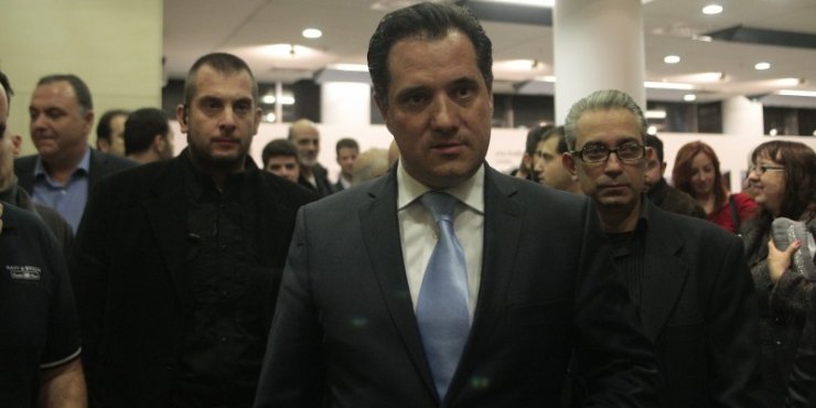 Πανικός έξω από το θέατρο Βέμπο: Έξαλλος ο Άδωνις προσπάθησε να μπουκάρει στο Τσαντίρι του Λάκη Λαζόπουλου!