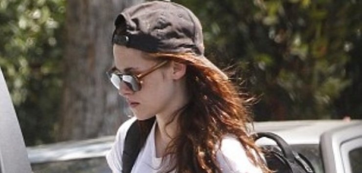 Kristen Stewart: Κυκλοφορεί χαλαρή με το δαχτυλίδι, το καπέλο και την τσάντα του Pattinson!!