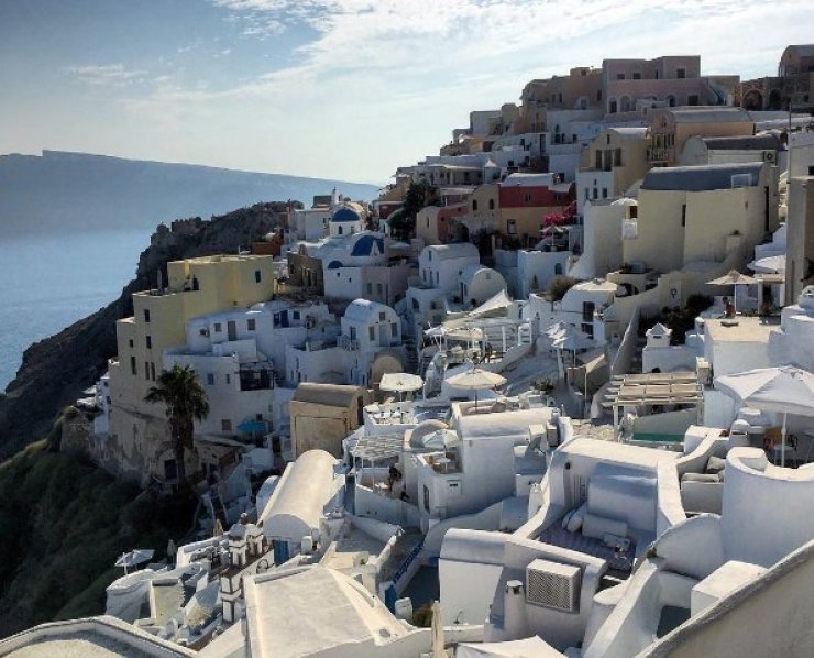 Πασίγνωστη καλλονή δείχνει την... πίσω όψη της από την Σαντορίνη και ρίχνει το instagram