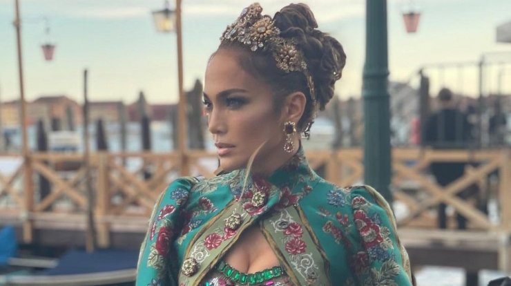 Jennifer Lopez: Όλα όσα θέλεις να μάθεις για τη λαμπερή εμφάνιση της στο show των D&G στη Βενετία