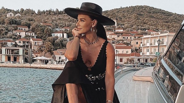 Το tucked-in hairstyle της Ραμόνα Φίλιπ είναι ότι πιο chic έχουμε δει