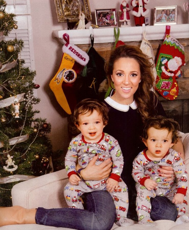 Λόγω θανάτου αναβάλλει την βάφτιση των διδύμων η Καλομοίρα