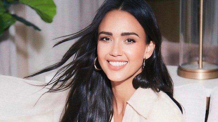 Jessica Alba: Η ρουτίνα που ακολουθεί για ένα φθινοπωρινό glam beauty look