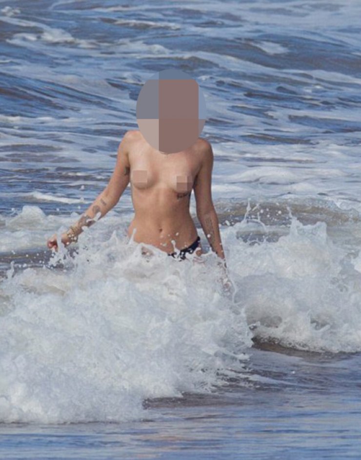 Ποια πασίγνωστη τραγουδίστρια απολαμβάνει το μπάνιο της topless; [εικόνες]