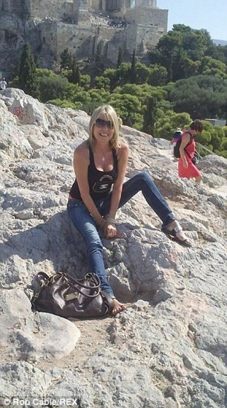 49χρονη Βρετανή βγήκε στο eBay και ψάχνει Ελληνα για σχέση [εικόνες]