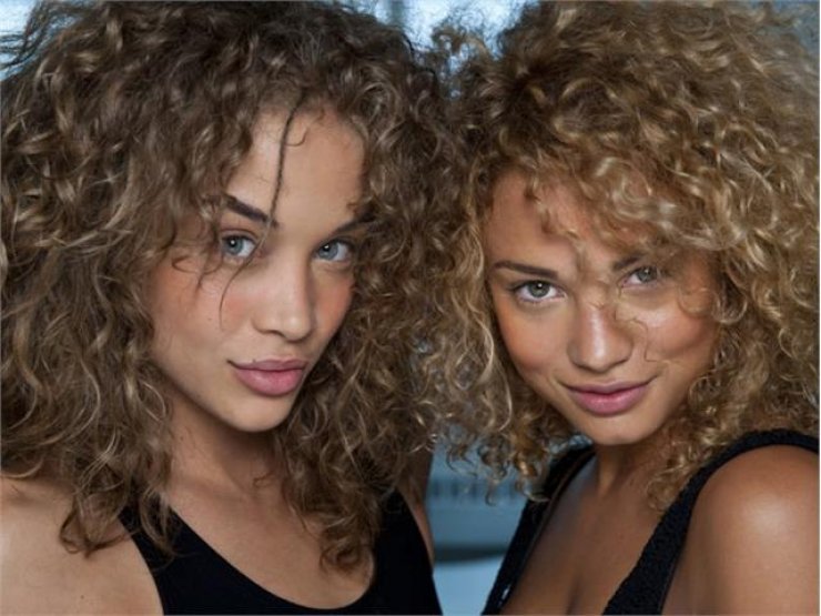 Plopping: Η τεχνική για τέλειες μπούκλες χωρίς συσκευή