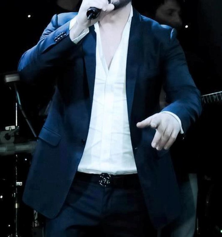 Ποιος Έλληνας τραγουδιστής ανεβαίνει τα σκαλιά της εκκλησίας!