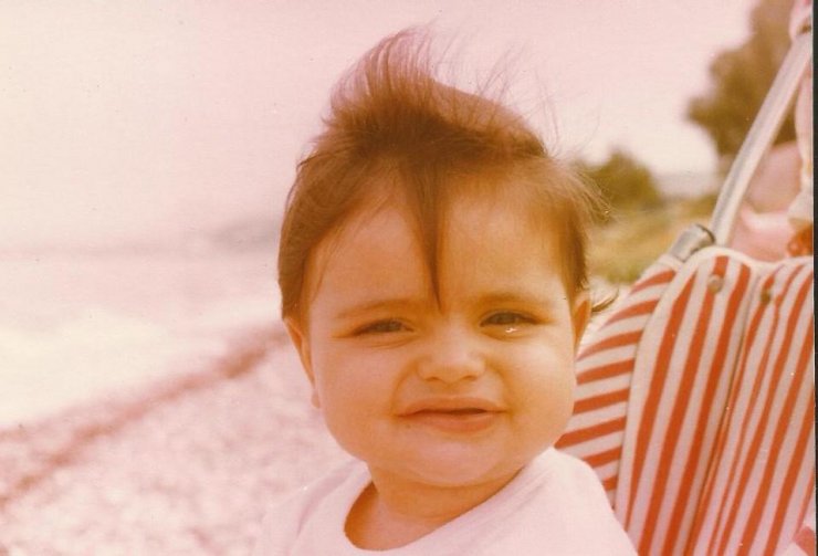 Σήμερα είναι γνωστή τραγουδίστρια! Την αναγνωρίζεις;