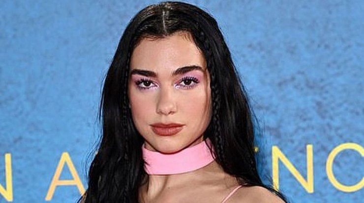 Dua Lipa: Υιοθέτησε την πιο ανατρεπτική εκδοχή του french manicure και μας εντυπωσίασε!