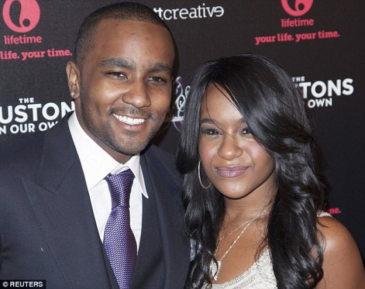 Σημάδια βελτίωσης για τη Bobbi Kristina: Aνοιγοκλείνει τα ματιά της