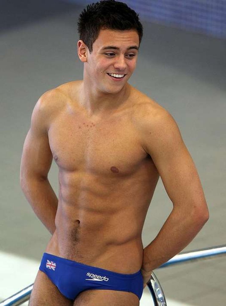 Το παραδέχθηκε: Ο πιο γοητευτικός άνδρας του 2013 έχει σχέση με άνδρα!