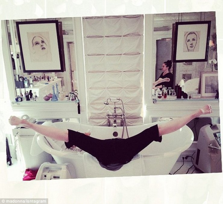 Πασίγνωστη τραγουδίστρια πόζαρε με τα πόδια ανοιχτά μέσα στη μπανιέρα