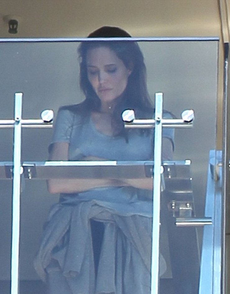 Νέες φωτογραφίες: Jolie - Pitt γίνονται μαλλιά κουβάρια στο μπαλκόνι!