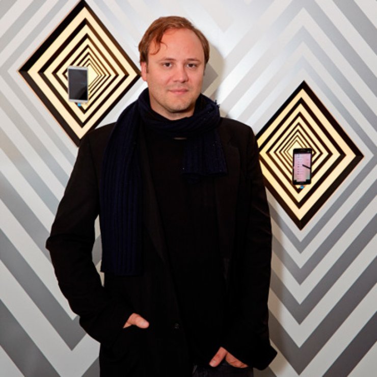 Ο Nicholas Kirkwood συνεργάζεται (ξανά) με την Samsung