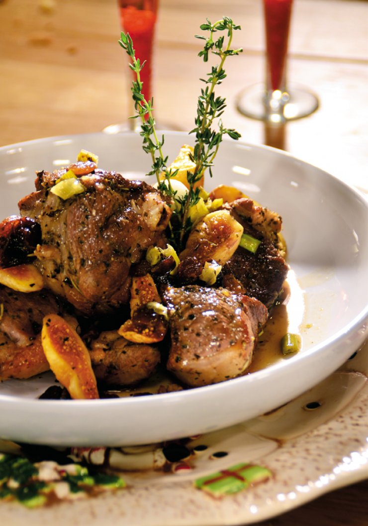 Αρνάκι με αποξηραμένα φρούτα σε φάκελο