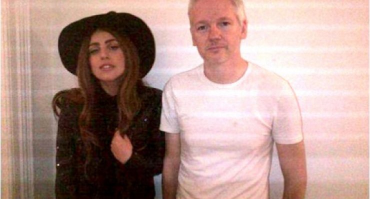 Η Lady Gaga στο πλευρό του Ασάνζ
