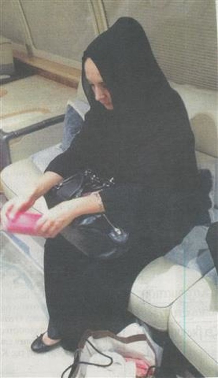 Είναι αδερφή πασίγνωστής Ελληνίδας ηθοποιού και κυκλοφορεί με την μπούρκα