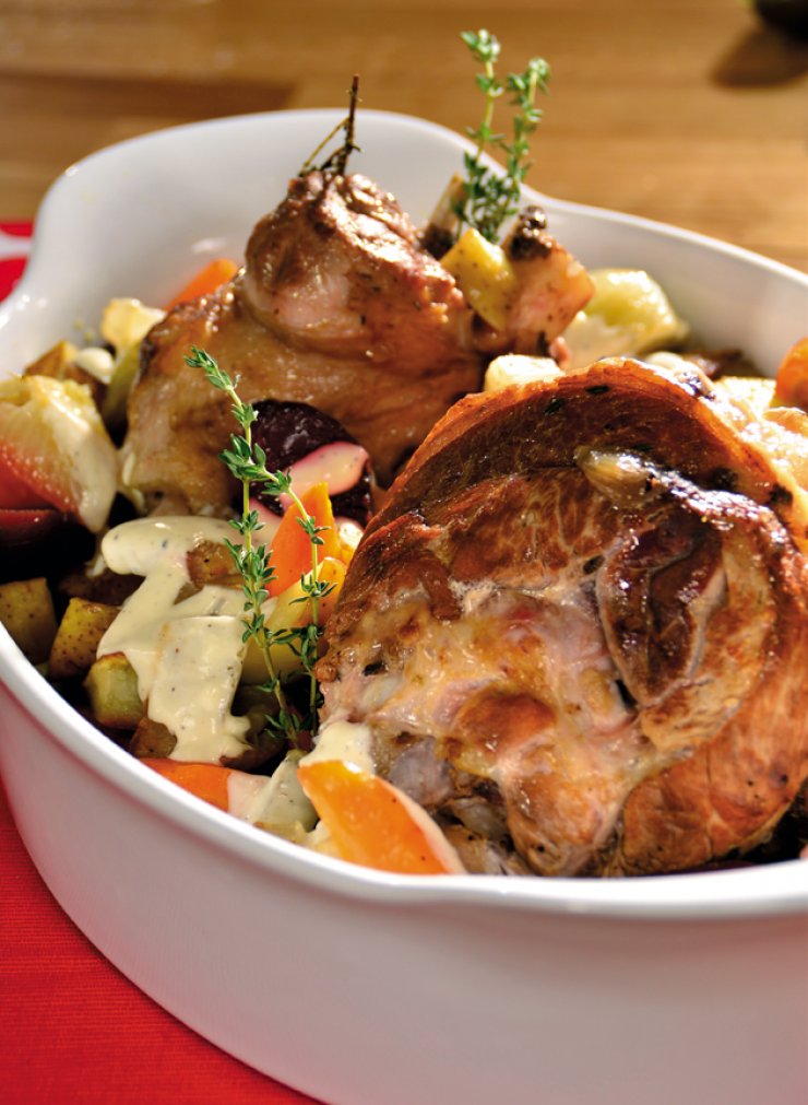 Κότσια με κονιάκ και κοκκάρια σερβιρισμένα με ρίζες στο φούρνο