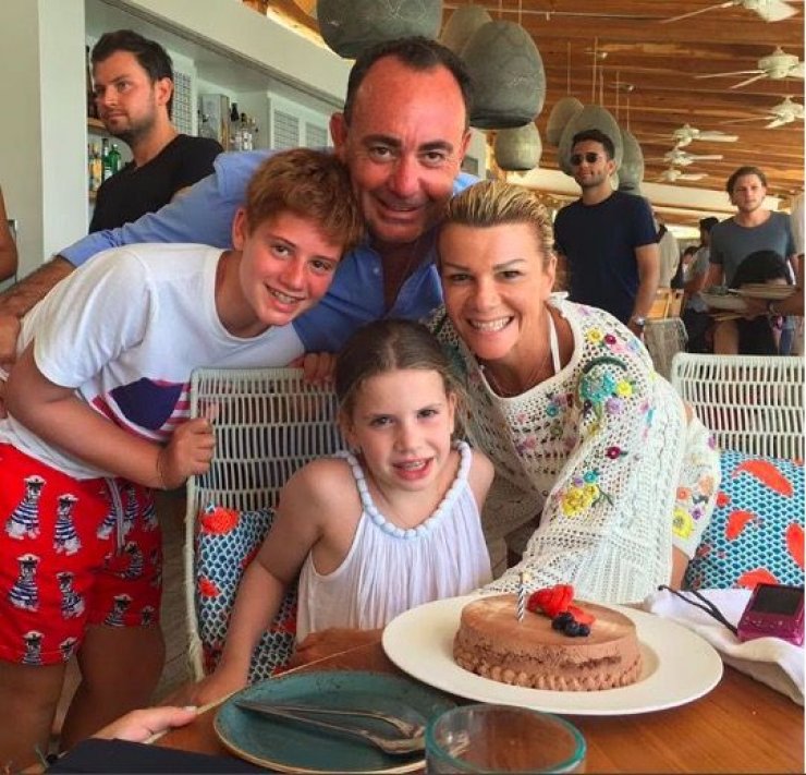 Έλσα Αναστασιάδη: Δείτε την σε νυχτερινή έξοδο με το ίδιο φόρεμα με την μικρή της κόρη