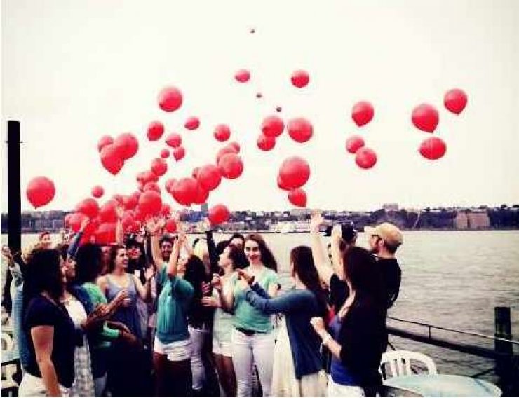 Χάρης Μαυρομιχάλης: Ο Κύπριος που έκανε την πιο ωραία flashmob πρόταση γάμου στο σύντροφό του [βίντεο]