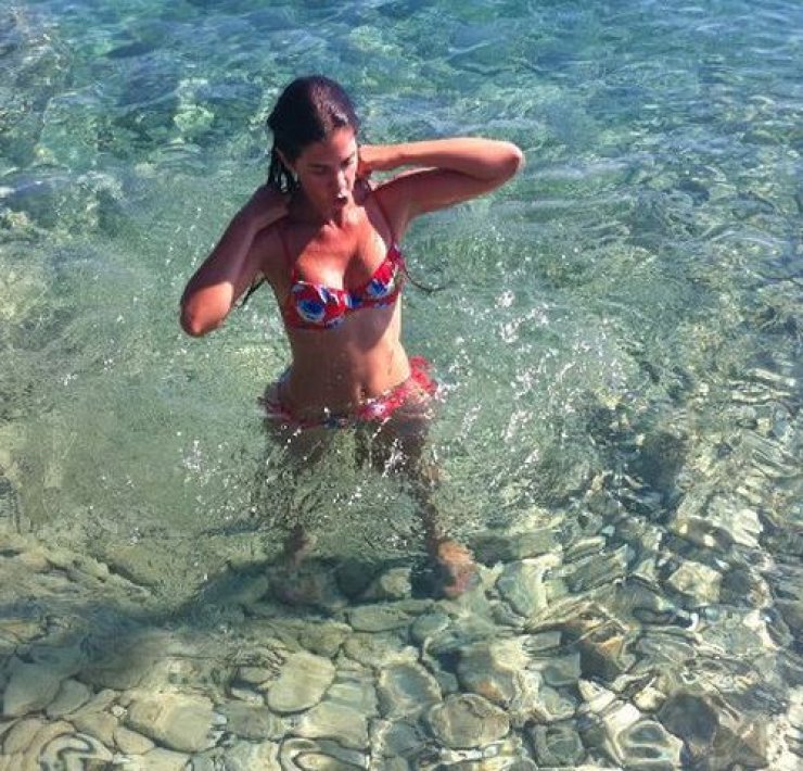 Πασίγνωστη Ελληνίδα τραγουδίστρια ανακοίνωσε την εγκυμοσύνη της γυμνή και με την ελληνική σημαία στην κοιλιά!