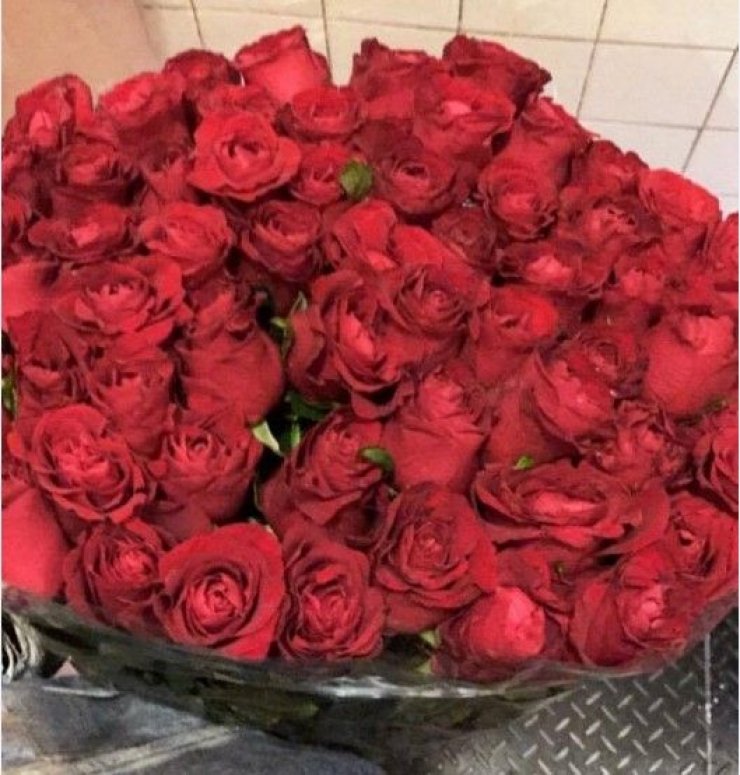 Επώνυμη Κύπρια δέχθηκε από άγνωστο αυτά τα υπέροχα κόκκινα τριαντάφυλλα