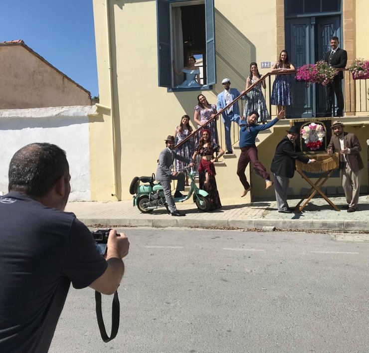 Η θεατρική ομάδα του Λώρη Λοϊζίδη ανεβάζει "Λατέρνα, φτώχεια και φιλότιμο"