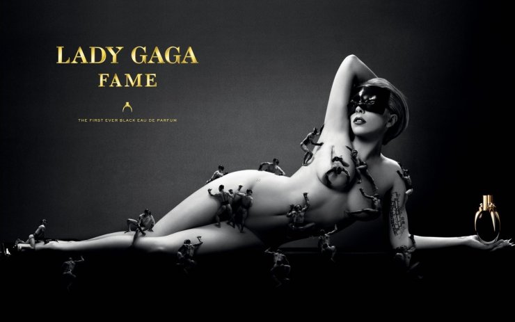 H Lady Gaga ποζάρει φορώντας μόνο το…άρωμά της!