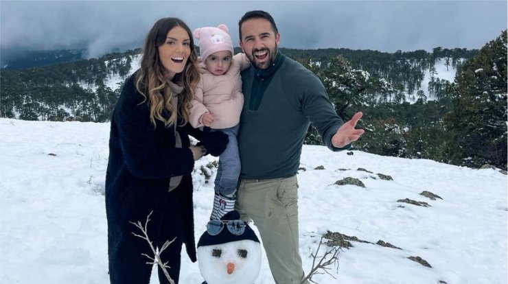 Κρίστη Αγαπίου - Πανίκος Λειβαδιώτης: Οικογενειακώς στα χιόνια λίγο πριν γίνουν γονείς για δεύτερη φορά [εικόνες]