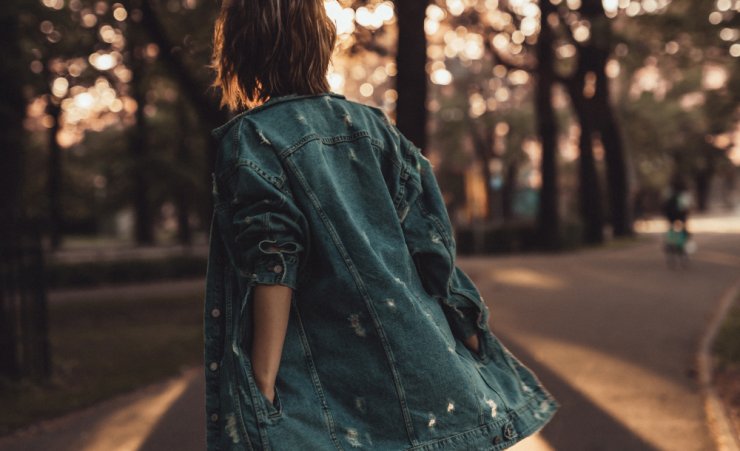 Tο oversized denim jacket must have στις φθινοπωρινές μας βόλτες