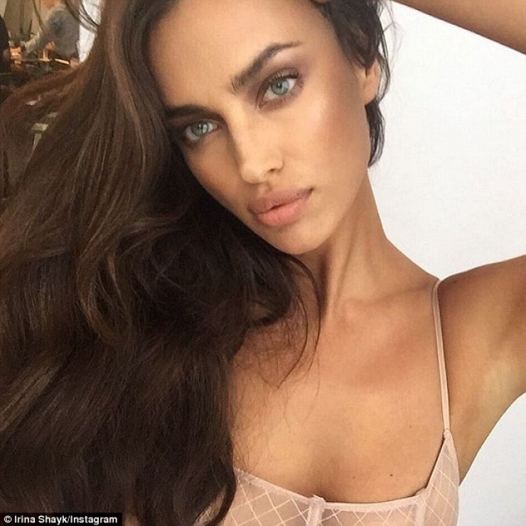 H Irina Shayk πήρε μερικά κιλάκια και δείχνει πια κάπως έτσι με μαγιό!