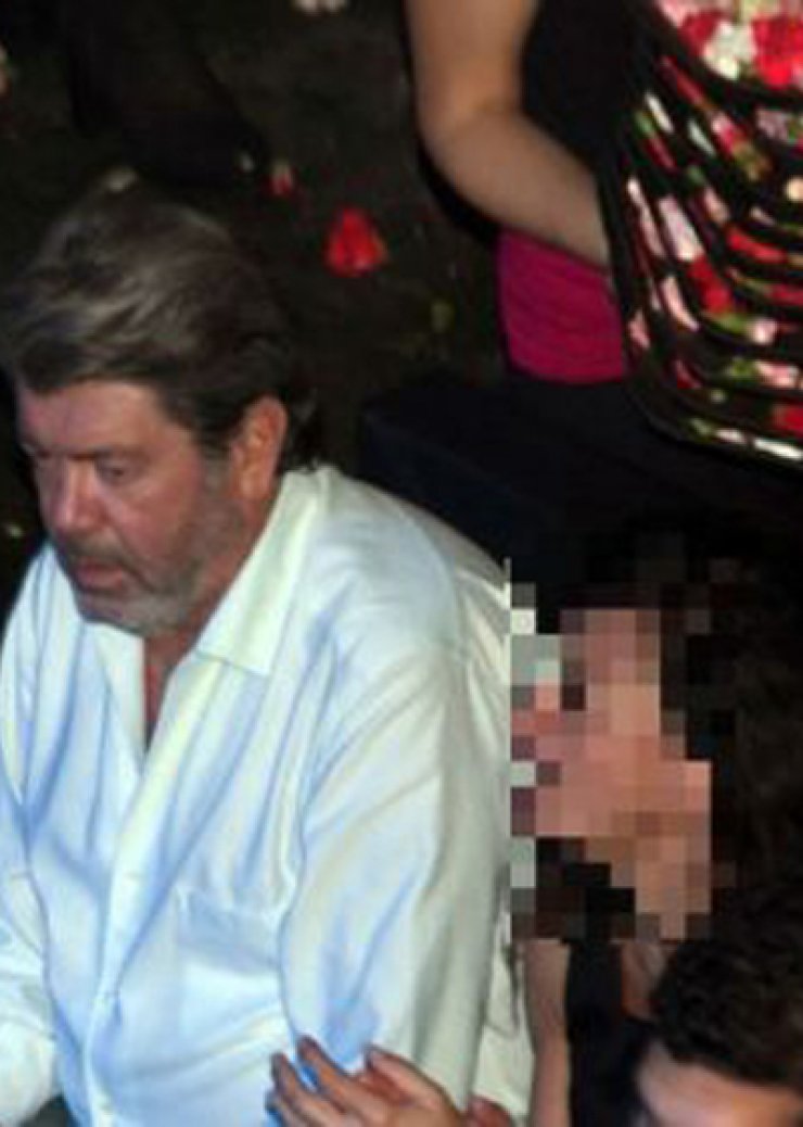 Ο Γιάννης Λάτσιος μαζί με εντυπωσιακή μελαχρινή συνοδό στα μπουζούκια