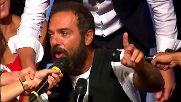 Tριαντάφυλλος: Η επική στιγμή που εξηγεί σε Τουρκάλα παίκτρια πως τον λένε δείχνοντας στο φόρεμα της [φωτο]