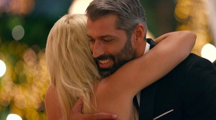 Bachelor: Η Έλενα από την Κύπρο πήγε με το νυφικό και κέρδισε το τριαντάφυλλο πρώτης εντύπωσης [βιντεο]