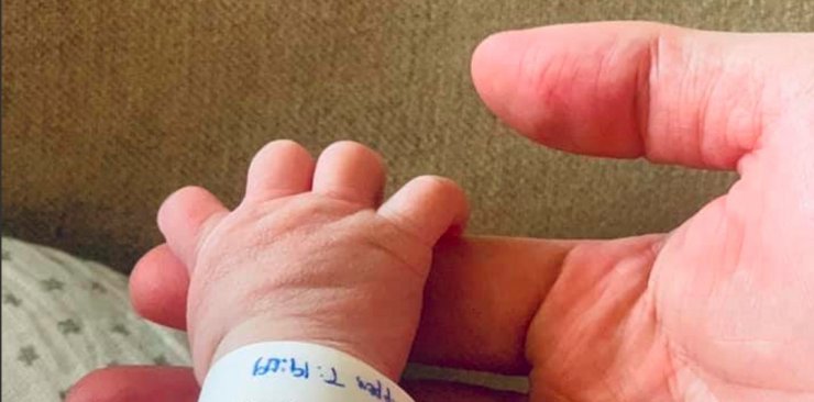 Κύπρια παρουσιάστρια μόλις έγινε μαμά: Η πρώτη εικόνα κρατώντας τρυφερά το χέρι του γιου της