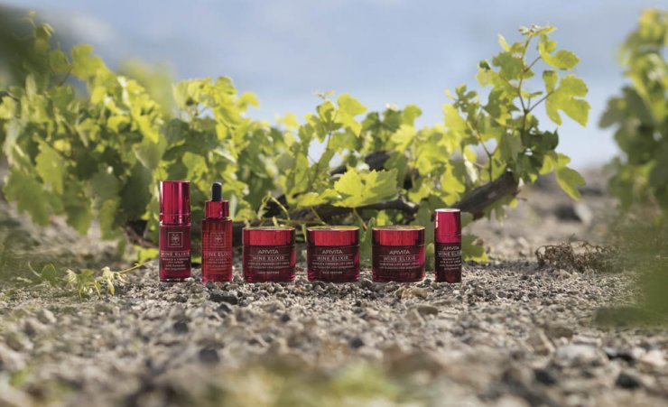 Wine Elixir: H νέα σειρά της Apivita με πολυφαινόλες από αμπέλια της Σαντορίνης