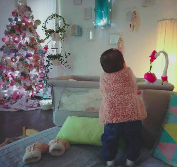 Τρέλανε τα social media η κόρη Κύπριας παρουσιάστριας σε τρελές πόζες με τον μπαμπά της