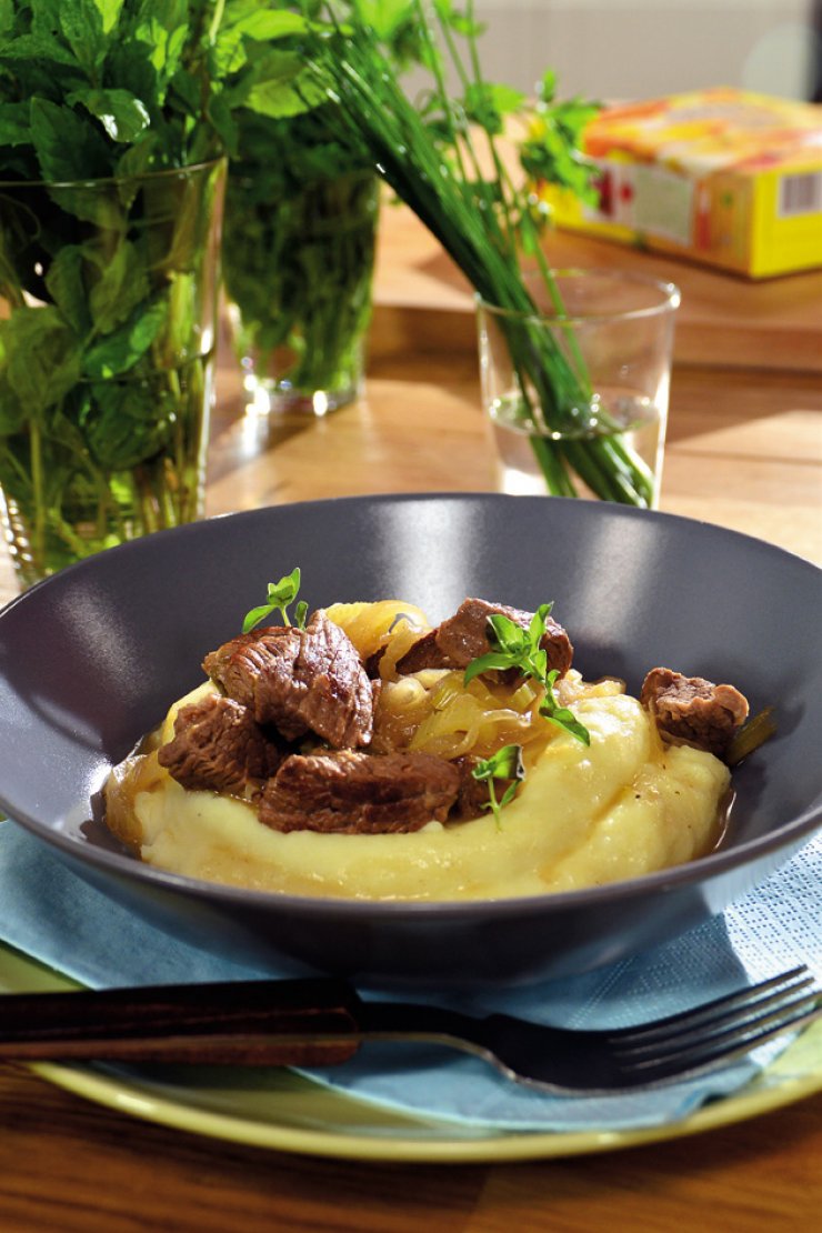 Μοσχαράκι με μαντζουράνα και πουρέ πατάτας