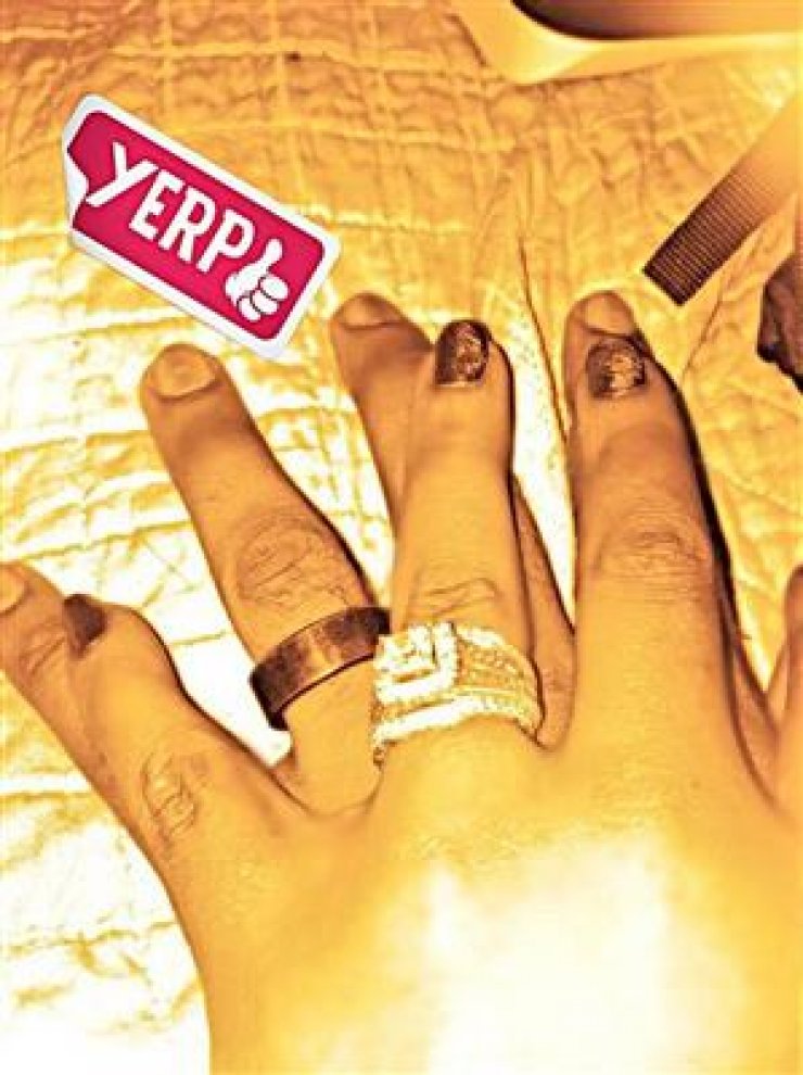 Celebrity παντρεύτηκε τον υιοθετημένο αδελφό της και το ανακοίνωσε μέσω twitter