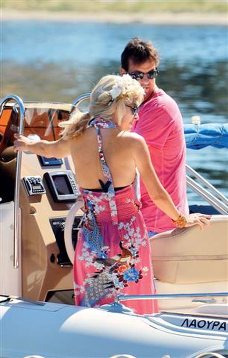 Μενεγάκη-Παντζόπουλος: Διακοπές με το φουσκωτό σκάφος στα νησιά του Αιγαίου!