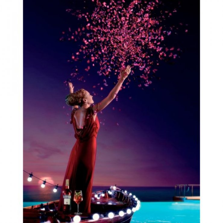 Uma Thurman: Η εντυπωσιακή φωτογράφιση για το ημερολόγιο Campari 2014