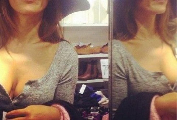 Ποια Ελληνίδα τραγουδίστρια ξεκούμπωσε το μπλουζάκι της και μας... έβγαλε τα μάτια; [εικόνες]