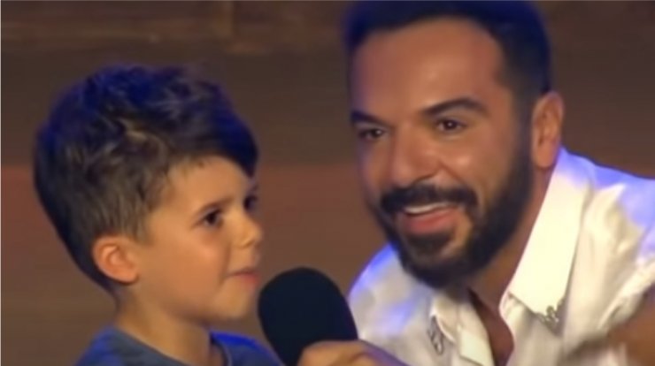 Η στιγμή που ο γιος του Τριαντάφυλλου τραγούδησε το "Σπάω τα ρολόγια" στον τελικό του "Survivor" [βίντεο]