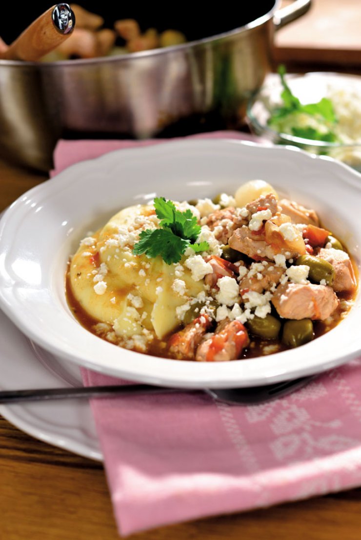 Κοτόπουλο στην κατσαρόλα με κρεμμυδάκια και πουρέ