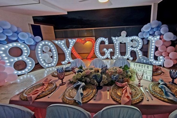 Υπέροχες εικόνες: To φαντασμαγορικό gender reveal ζευγαριού της κυπριακής showbiz